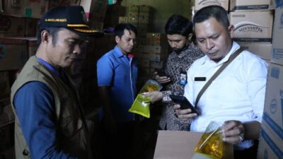 Tim gabungan melakukan sidak di sejumlah gudang yang ada di Singkawang pada Rabu (5/4). Dari pantauan itu bahwa stok tiga komoditi dijamin aman menjelang Idulfitri selain itu juga ditemukan adanya distributor yang diduga melakukan pengoplosan beras.