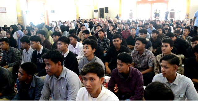 Sebanyak 400 siswa lulusan SLTA di Sambas mengikuti try out Ujian Tertulis Berbabasis Komputer (UJTK) dalam rangka persiapan seleksi ujian masuk perguruan tinggi atau universitas, Rabu (3/5)