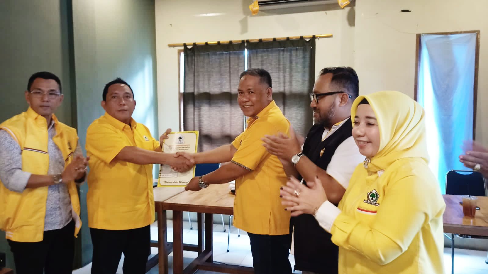 Wakil Ketua Bidang Organisasi DPD Golkar Kalbar menyerahkan SK kepada Andry yang ditunjuk sebagai Plt Ketua Golkar Kubu Raya, Senin (29/5)