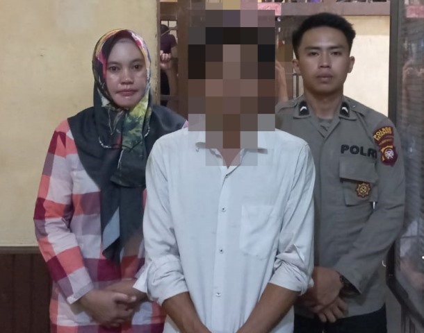 Petugas Polres Ketapang mengamankan AR aniaya pacar yang menuding selingkuh. Pelaku didigelandang ke Mapolres Ketapang pada Rabu (17/5) untuk mempertanggungjawabkan perbuatannya.