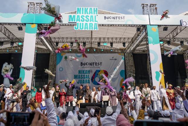Bank BJB bekerja sama dengan Pemerintah Provinsi Jawa Barat sukses menggelar acara Nikah Massal Juara 'Bucinfest' 2023 di Stadion Patriot Candrabhaga, Kota Bekasi, Minggu 14 Mei 2023 dengan jumlah peserta sebanyak 300 pasutri