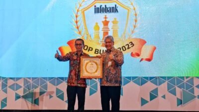 Direktur Utama Bank BJB Yuddy Renaldi menerima penghargaan predikat Top BUMD 2023 dan Golden Award dari Majalah Infobank pada Kamis (11/5). Foto: ist/tmB