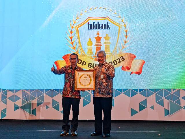Direktur Utama Bank BJB Yuddy Renaldi menerima penghargaan predikat Top BUMD 2023 dan Golden Award dari Majalah Infobank pada Kamis (11/5). Foto: ist/tmB