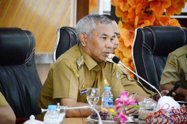 Bupati Ketapang Martin Rantan saat memipin rapat evaluasi perangkat daerah, Selasa (16/5)