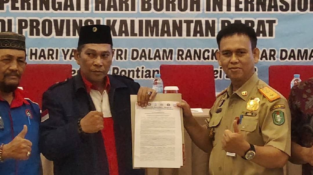 Buruh dan pekerja Kalbar yang tergabung dalam serikat menyampaikan 12 tuntutan kepada Pemprov Kalbar dan DPRD Kalbar yang diterima oleh Kepala Dinas Tenaga Kerja Kalbar saat saat halalbihalal bersama Forkompinda Kalbar di sebuah hotel di Pontianak, Jumat (5/5).