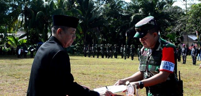 Komandan Kodim 1208 /Sambas, Letkol Inf Dadang Armada Sari saat membuka TMMD Rabu (10/5) yang akan melanjutkan kembali pembukaan jalan lingkar diDesa Lubung Dagang Kecamatan Sambas