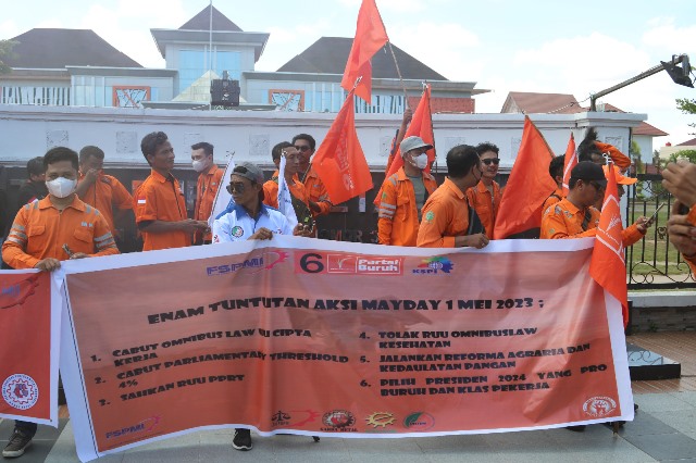 Ratusan buruh yang tergabung dalam FSPMI, SPPK, SPEE dan FSPMI Garda Metal melakukan aksi demo di Kantor Bupati Ketapang, Kantor DPRD, Kantor Dinas Penanaman Modal Pelayanan Perizinan dan Kantor Disnakertrans Ketapang, Senin (1/5) dalam rangka memperingati Hari Buruh. Foto: naufal