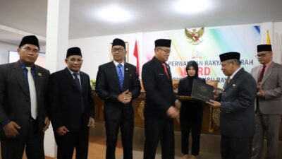 Ketua DPRD Kubu Raya Agus Sudarmansyah menyerahkan catatan atau rekomendasi atas LKPJ Bupati Kubu Raya tahun 2022 kepada Bupati Kubu Raya Muda Mahendrawan saat rapat paripurna, Kamis 25/5)