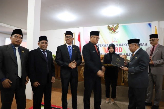 Ketua DPRD Kubu Raya Agus Sudarmansyah menyerahkan catatan atau rekomendasi atas LKPJ Bupati Kubu Raya tahun 2022 kepada Bupati Kubu Raya Muda Mahendrawan saat rapat paripurna, Kamis 25/5)