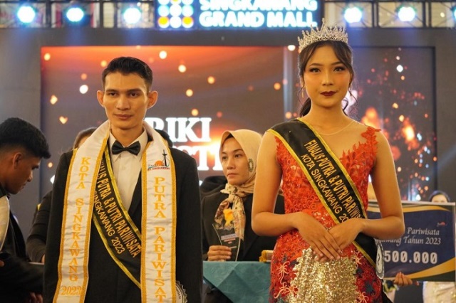 Riki Agustin dan Deby Cristin dinobatkan sebagai Putra dan Putri Pariwisata Kota Singkawang tahun 2023 di ajang Pemilihan Duta Pariwisata Singkawang.