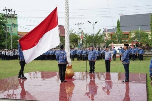 Bupati Sanggau Paolus Hadi saat memimpin upacara memperingati Harkitnas, Senin (22/5)
