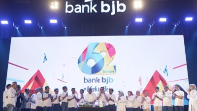 Direksi dan karyawan Bank BJB merayakan HUT ke-62 sebagai bentuk ungkapan rasa syukur. Pencapaian istimewa bagi sebuah perbankan melewati usia puluhan tahun. Di usia yang semakin matang, Bank BJB semakin gesit dan berkontribusi bagi pertumbuhan ekonomi nasional juga daerah.