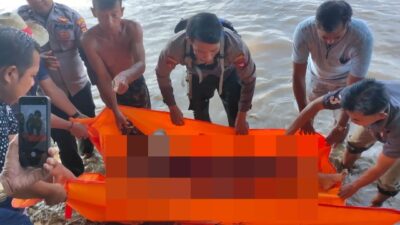 Tim dibantu warga berhasil menemukan jenazah ibu rumah tangga yang membawa bayinya bunuh diri terjun ke Sungai Melawi, Senin (22/5)