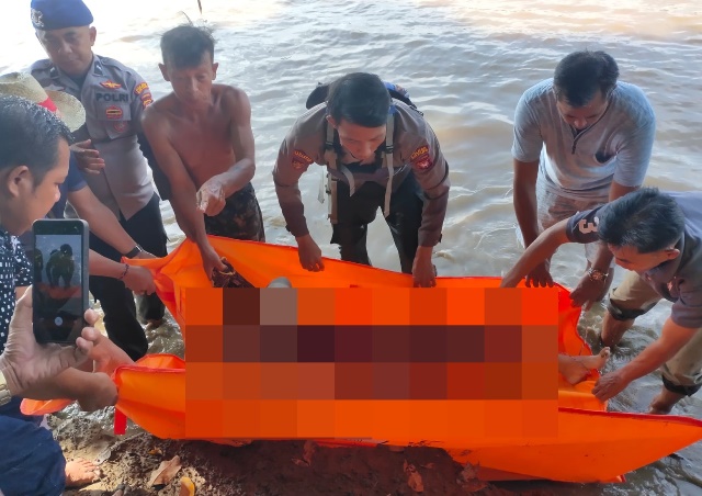 Tim dibantu warga berhasil menemukan jenazah ibu rumah tangga yang membawa bayinya bunuh diri terjun ke Sungai Melawi, Senin (22/5)