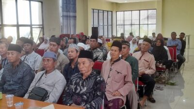 Sebanyak 239 orang Calon Jemaah Haji (CJH) Ketapang mengikuti manasik haji rangkaian dari ibadah haji yang akan diberangkatkan ke tanah suci Makah, Selasa (16/5). Foto: naufal