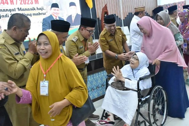 Bupati dan Wakil Bupati Kubu Raya saat membuka manasik haji yang diikuti 323 Calon Jamaah Haji Kubu Raya yang 33 jamaah diantaranya lanjut usia (lansia), Senin (15/5). Foto: dian