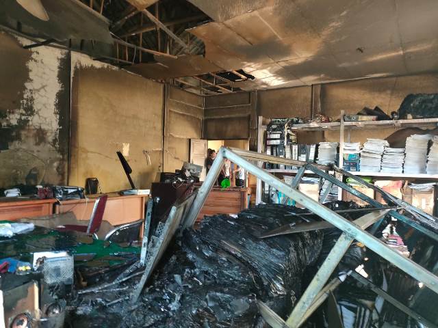 Kebakaran terjadi di Kantor Bappeda Bengkayang pada Kamis (4/5) pagi. Salah satu ruangannya hangus dilahap si jago merah.