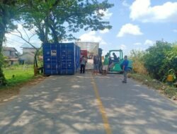 Kontainer Tiba-tiba Terlepas dari Trailer
