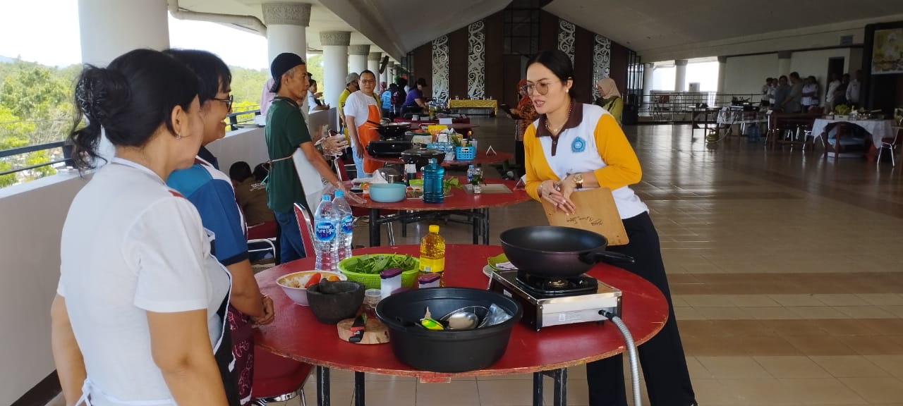 Sebanyak 20 orang perwakilan OPD di Bengkayang mengikuti lomba memasak dengan bahan dasar ikan nila dan lele dalam rangka HUT ke-24 Kabupaten Bengkayang, Rabu (3/5)