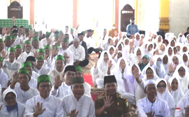 Bupati Sambas Satono bersama 350 Calon Jamaah Haji Sambas yang akan menunaikan ibadah haji tahun ini, Selasa (23/5). Foto: ndra
