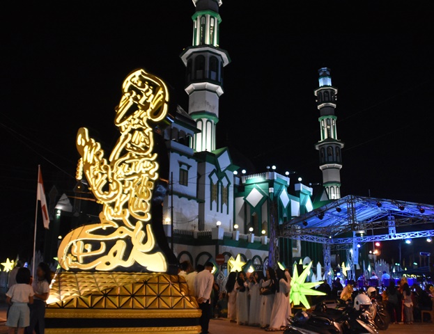 Pembangunan Menara Ikonik Masjid Raya Singkawang akhirnya kembali dilanjutkan setelah tertunda selama 12 tahun.