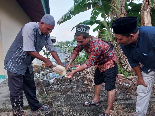 MUI melatih 20 orang untuk menjadi juru sembelih halal (Juleha). Ke-20 orang tersebut diambil dari perwakilan tiga kecamatan di Sanggau yakni Kecamaran Kapuas, Kecamatan Meliau dan Kecamatan Parindu