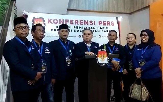 Sekretaris DPW Partai Nasdem Kalbar Michael Yan Sriwidodo bersama pengurus konfrensi pers pendaftaran berkas bacaleg ke KPU Kalbar, Kamis (11/5). Namun berkas Partai Nasdem dikembalikan lantaran terganjal dengan Silon