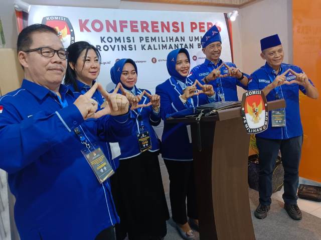 DPD Partai Demokrat Kalbar mendaftarkan 65 oang bacaleg ke KPU Kalbar, Minggu ((14/5). Dengan nomor urut 14, Partai Demokrat bertekad merebut kursi pimpinan DPRD Kalbar