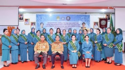 Asisten Bidang Administrasi Umum Setda Pemkab Ketapang Heronimus Tanam dan Ketua PKK Kabupaten Ketapang Elisabeth Betty Martin bersama Ketua PKK Kecamatan dan Bunda Literasi Kecamatan yang telah dilantik, Jum’at (5/5).