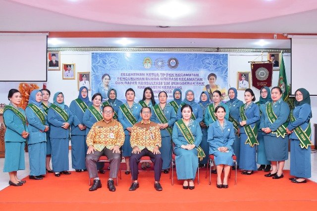 Asisten Bidang Administrasi Umum Setda Pemkab Ketapang Heronimus Tanam dan Ketua PKK Kabupaten Ketapang Elisabeth Betty Martin bersama Ketua PKK Kecamatan dan Bunda Literasi Kecamatan yang telah dilantik, Jum’at (5/5).