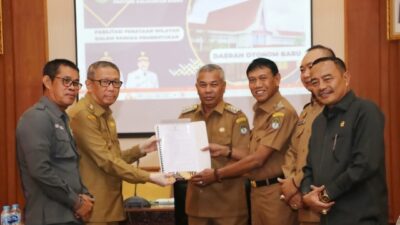 Bupati Ketapang Martin Rantan, Wakil Bupati Farhan didampingi Sekda Alexander Wilyo, pimpinan DPRD beserta jajaran dan Tim Pertimbangan dan Percepatan Pembangunan Daerah (TP3D) menyerahkan usulan pemekaran Kabupaten Ketapang kepada Gubernur Kalbar, Sutarmidji di Kantor Gubernur pada Senin, (8/5). Foto: ist/ tmB/ Naf