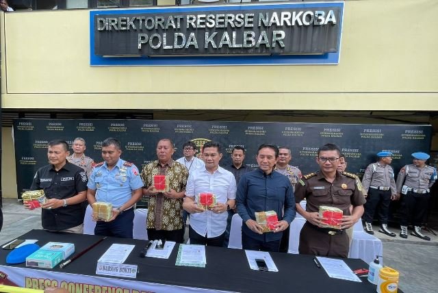 Pemusnahan narkotika jenis sabu 6,3 kg dalam laptop oleh warga Pontianak, Kamis (4/5) di Ditresnarkoba Polda Kalbar. Penyelundupkan ini digagalkan tim gabungan pada 16 April 2023 lalu di Bandara Supadio.