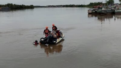 Tim SAR gabungan memperluas pencarian terhadap Plt Ketua Partai Golkar Kubu Raya M Iqbal Safarullah Har. Hampir 24 jam berlangsung, upaya pencarian terus diupayakan oleh tim Sar gabungan hingga hari kedua Senin (15/5) pagi dengan memperluas area pencarian hingga 1,55 Nautical Mile (Nm)