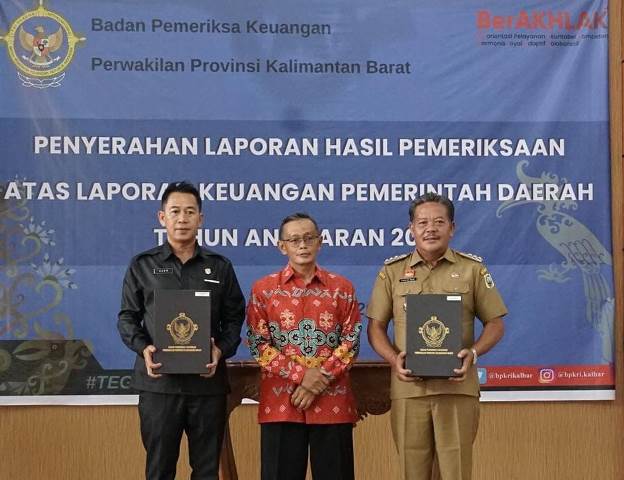 Kepala BPK RI Perwakilan Kalbar, Wahyu Priyono menyerahkan LHP Wajar Tanpa Pengecualian (WTP) kepada Bupati Sanggau Paolus Hadi pada Rabu (10/5). Foto: ist/tmB