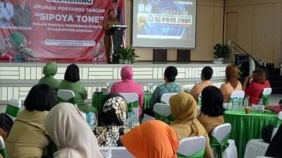 Bupati Sanggau Paolus Hadi saat lauching Aplikasi posyandu tangan online (Sipoya tone) untuk turunkan stunting di Sanggau, Senin (29/5). Foto: pek