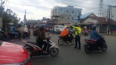 Polisi Lalu Lintas yang mengatur lalu lintas dan akan mengaktifkan kembali tilang manual di KubuRaya