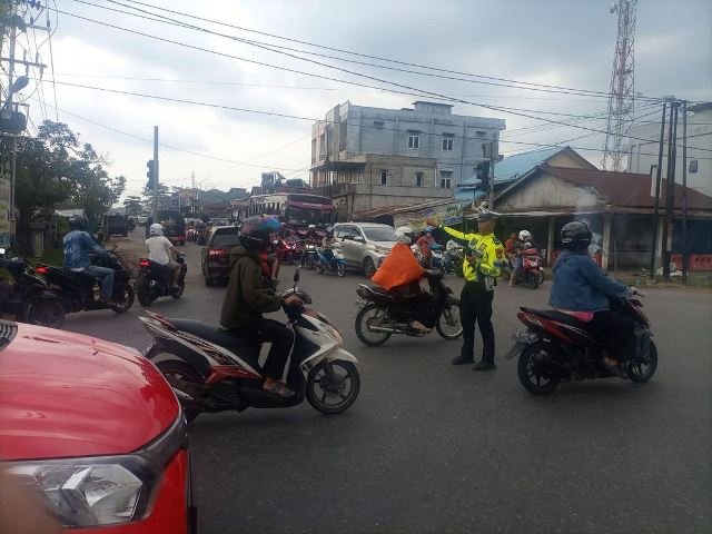 Polisi Lalu Lintas yang mengatur lalu lintas dan akan mengaktifkan kembali tilang manual di KubuRaya