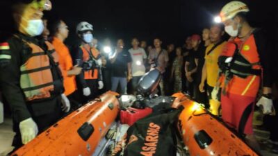 Tiim SAR gabungan akhirnya berhasil menemukan Andre Gusti seorang pengunjung Pantai Samudera Indah di Bengkayang pada Senin (8/5) malam.