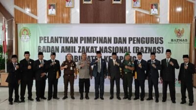 Wakil Bupati Ketapang Farhan foto bersama usai melantik delapan orang pengurus Badan Amil Zakat Nasional (BAZNAS) periode 2023- 2028 Ketapang, Senin (29/5). Foto: naufal