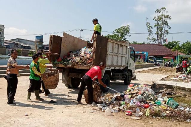 Petugas sedang mengangkut sampah dari Taman Arongk Belopa yang menjadi taman wisata baru di Sanggau yang setiap harinya menghasilkan setengah ton sampah. Foto: pek