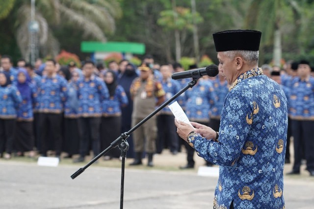 tegas Bupati Ketapang Martin Rantan diwakili Asisten Sekda Bidang Ekonomi dan Pembangunan Syamsul Islami saat apel gabungan, Senin (19/06).