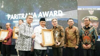 PT Bank Pembangunan Daerah Jawa Barat dan Banten, Tbk (Bank BJB) kembali menorehkan prestasi. Kali ini, Bank BJB raih Paritrana Award tingkat Provinsi Jawa Barat 2022. Penghargaan diberikan oleh Wakil Gubernur Jawa Barat Uu Ruzhanul Ulum di Aula Barat Gedung Sate, Kota Bandung, Selasa 30 Mei 2023 yang diterima oleh Direktur Operasional Bank BJB Tedi Setiawan.