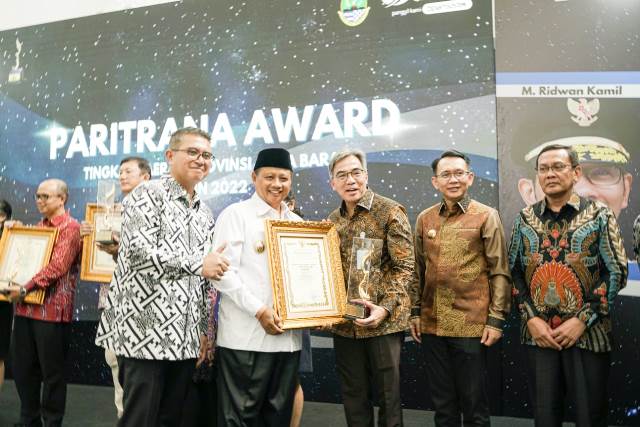 PT Bank Pembangunan Daerah Jawa Barat dan Banten, Tbk (Bank BJB) kembali menorehkan prestasi. Kali ini, Bank BJB raih Paritrana Award tingkat Provinsi Jawa Barat 2022. Penghargaan diberikan oleh Wakil Gubernur Jawa Barat Uu Ruzhanul Ulum di Aula Barat Gedung Sate, Kota Bandung, Selasa 30 Mei 2023 yang diterima oleh Direktur Operasional Bank BJB Tedi Setiawan.