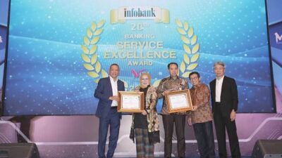 Direktur Konsumer dan Ritel Bank BJB Suartini menerima Infobank-MRI Banking Service Excellence Recognition 2023, Selasa (20/6). Tiga penghargaan yang disabet Bank BJB itu diberikan atas pelayanan prima Bank BJB terhadap para nasabah sepanjang 2022