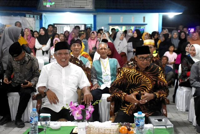 Bupati Kubu Raya Muda Mahendrawan dan Wakil Ketua DPRD Kubu Raya Usman saat penutupan MTQ IX tingkat Kabupaten Kubu Raya pada Kamis (22/6) malam berharap kafilah Kubu Raya yang berhasil juara tidak pindah ke daerah lain dan tetap berjuang dan membela Kubu Raya di MTQ XXXI tingkat provinsi Kalbar yang akan dihelat di Sanggau bulan Agustus mendatang.