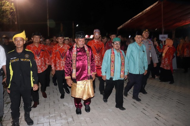 Bupati Sanggau Paolus Hadi menghadiri pembukaan MTQ XXXI tingkat Kabupaten Sanggau pada Senin (12/6) malam. Foto: pek