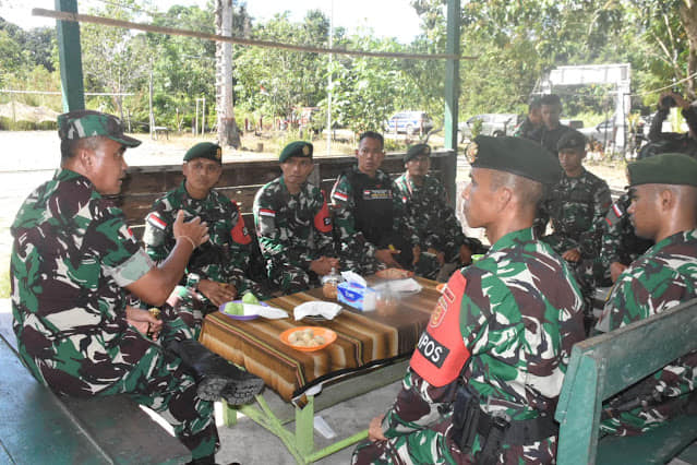 Danrem 121/Abw Brigjen TNI Pribadi Jatmiko saat kunjungan kerja perdana ke pos-pos Satgas Pamtas RI-Malaysia Yonarmed 10/ Bradjamusti di Kabupaten Kapuas Hulu, Rabu (21/6) yang meminta tetap menjaga moril dan semangat menjalankan tugas. Foto: Pendam XII/ Tpr/tmB