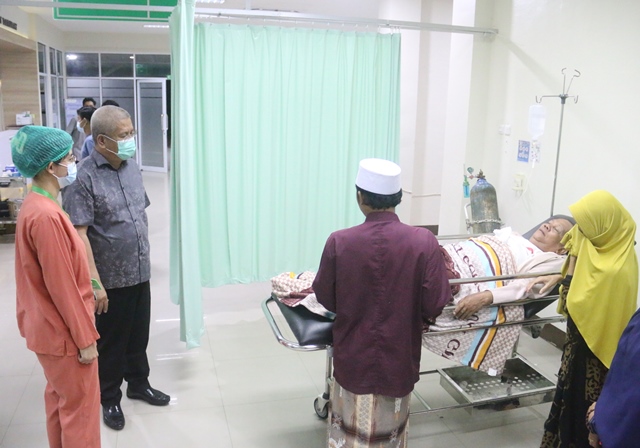 Sekda Kalbar Harrison saat inspeksi ke RSUD Sultan Muhammad Jamaludin I mendapatkan adanya satu pasien yang menderita Demam Berdarah Dengue (DBD), Minggu (25/6) malam