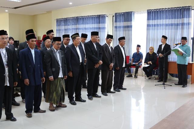 Dewan Pengawasan, Dewan Hakim dan Panitera Musabaqah Tilawatil Quran (MTQ) ke-XXX tingkat Kabupaten Ketapang dilantik oleh Wakil Bupati Ketapang, Farhan, Selasa (13/6) yang menekankan netralitas dan jujur dalam memberikan penilaian. Foto: naufal