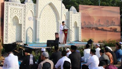 Gubernur Kalbar Sutarmidji memberikan sambutan sebelum Salat Idul Adha 1444 H di Halaman Masjid Raya Mujahidin Pontianak, Kamis (29/6).
